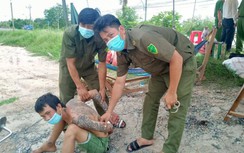 Bắt đối tượng cầm dao xông vào tấn công lực lượng chốt kiểm soát