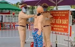 Không được qua chốt kiểm soát, người phụ nữ chửi bới, định tấn công CSGT