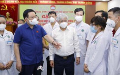 Chủ tịch Quốc hội xúc động tiễn các y, bác sỹ lên đường chi viện chống dịch