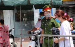 Căng mình kiểm soát tại những "điểm nóng" Covid-19 giữa lòng Hà Nội