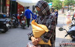 Hà Nội: Người lao động bật khóc khi nhận gạo, trứng giữa ngày giãn cách XH