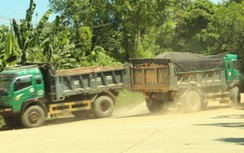 Xe chở đất có ngọn chạy "điên cuồng" trên QL281 qua Hà Tĩnh