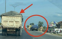 Xe “có ngọn” Hùng Đạt chạy rầm rộ, vô tư qua chốt CSGT