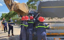 Dùng máy xúc phá cabin đưa thi thể tài xế mắc kẹt ra ngoài sau tai nạn
