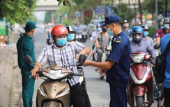 Hà Nội yêu cầu người ra đường xuất trình thêm lịch trực, lịch làm việc
