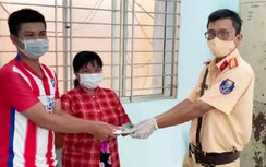 Người bán thịt may mắn nhận lại tiền đánh rơi từ CSGT giữa "bão" Covid-19