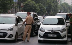 Ngày đầu Hà Nội siết lý do ra đường, nhiều chốt kiểm dịch ùn tắc
