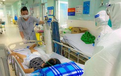 Xúc động F0 khỏi bệnh ở lại hỗ trợ nhân viên y tế