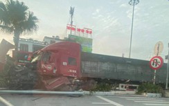 Xe đầu kéo mất lái lao lên dải phân cách, cán hàng loạt cột điện, cây xanh