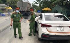 Phát hiện lái xe tự làm giả giấy đi đường chở thuê khách qua chốt kiểm dịch