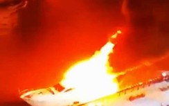 Video: Đang chở khách, du thuyền bốc cháy ngùn ngụt ở Thượng Hải