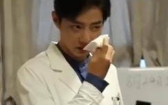 Tiêu Chiến "chôn chân" trong phòng mổ 6-7 giờ lấy cảm giác bác sĩ