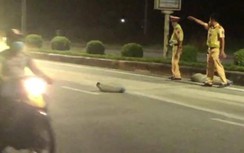 Nhiều bao xi măng rơi dọc QL1, CSGT thu dọn lúc nửa đêm