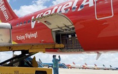 Chuyến bay Vietjet chở 200 máy thở hiện đại hạ cánh Tân Sơn Nhất