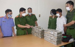 Bắt 2 đối tượng vận chuyển 98 bánh heroin để nhận 300 triệu đồng