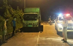 Tài xế xe "luồng xanh" dừng xe trên đường, nướng mực để... nhậu