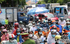 Kẹt xe nhiều km tại chốt kiểm dịch vì kiểm tra QR “di biến động dân cư”