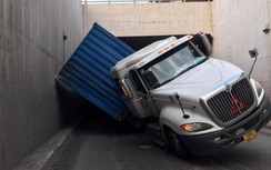 Xe đầu kéo "vật vã" dưới hầm chui, QL51 ùn tắc 2km