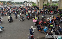 Người dân bất ngờ kéo nhau về quê, cửa ngõ phía Đông TP.HCM kẹt cứng