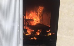 Cháy cột điện ngoài đường lan vào sân thiêu rụi cả xe ô tô