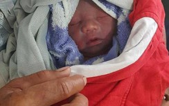 Hải Phòng: Cháu bé 2 ngày tuổi bị bỏ rơi ở khe cột điện