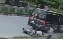 Phóng nhanh, 2 thanh niên đi xe máy tông đuôi xe khách bị thương nặng