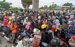 Thấy gì từ dòng người rời TP.HCM về quê tự phát?