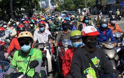 TP.HCM: Người dân ra đường vẫn đông, một số chốt kiểm dịch ùn ứ cả tiếng