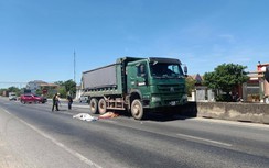 Băng qua quốc lộ để sang đường, một phụ nữ gặp tai nạn tử vong