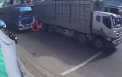 Rơi vào điểm mù xe tải, cô gái thoát hiểm trong gang tấc