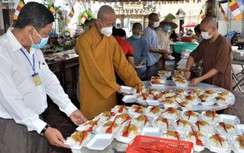 Nhà chùa nấu hàng ngàn suất cơm/ngày cho chốt phòng dịch, người nghèo