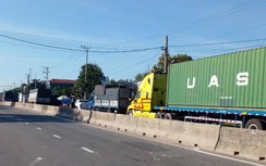 Căng sức phân luồng chốt kiểm soát QL1 Quảng Ngãi ùn ứ do khai báo y tế
