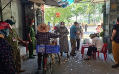 Người dân TP Vinh loay hoay trong ngày đầu dùng phiếu đi chợ vì...khan hàng