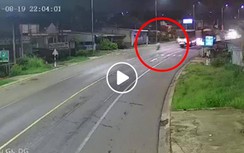 Video: Xe máy lấn làn tông trực diện vào đầu xe tải, 2 người bất tỉnh
