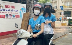 Hoa hậu Tiểu Vy làm shipper cùng á hậu Ngọc Thảo đi giao cơm