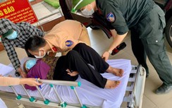 CSGT dùng xe cá nhân đưa cụ bà bị ngất đi cấp cứu kịp thời