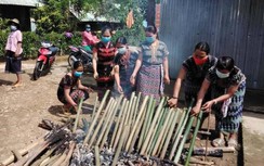 Mặc khó khăn, dân làng Cơ Tu "nấu cơm, góp rau" ủng hộ vùng dịch Covid-19