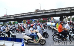 Đường phố Hà Nội đông đúc trong sáng đầu tuần