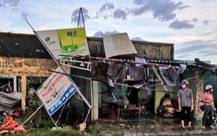 Mưa lớn, lốc xoáy giật sập 11 căn nhà ở Bến Tre, 8 người bị thương