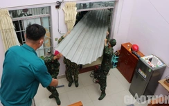 Bộ đội đi chợ hộ, lợp mái nhà cho dân ở TP.HCM