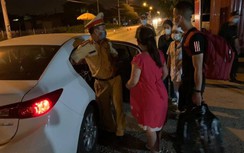 Cán bộ CSGT trực chốt kiểm dịch Hà Nội đưa sản phụ đi sinh kịp thời