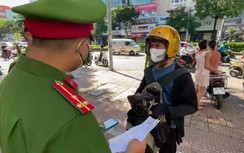 Tổ liên quân Công an TP Hà Nội phát hiện nhiều giấy đi đường nghi giả