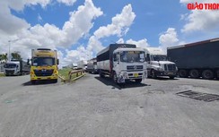 Video: Hàng trăm xe chở hàng ùn tắc sau quy định mới của Cần Thơ