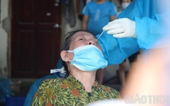 Cận cảnh quy trình test nhanh Covid-19 trong "vùng đỏ" ở TP.HCM