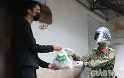 Bộ đội mua giúp hàng hóa, trao tận tay người nước ngoài ở TP.HCM