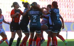 Video: Cầu thủ nữ ẩu đả như phim hành động trên sân