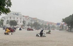 Hải Phòng ngập nặng vì mưa lớn, phương tiện chết máy la liệt trên đường