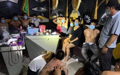 Bắt quả tang 7 cô gái dự "tiệc ma túy" cùng 8 bạn trai trong quán karaoke