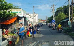 Bất chấp dịch bệnh, người dân vẫn tụ tập mua bán trên TL295