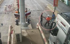 Đoàn xe chở dăm gỗ táo tợn giằng co tháo barie, vượt trạm thu phí Ninh Xuân